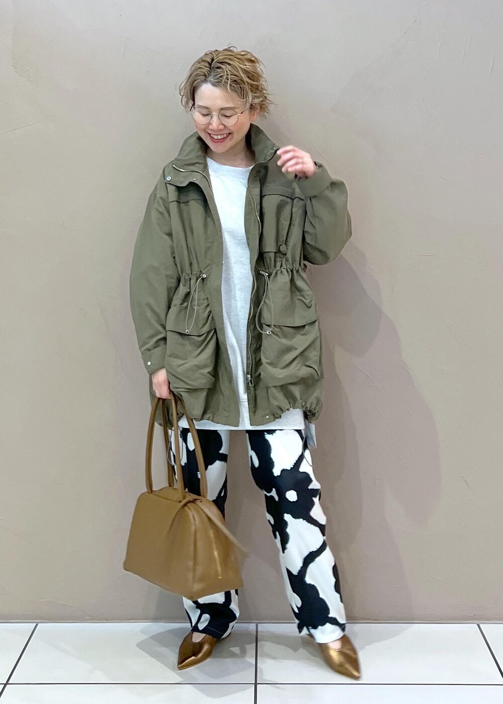 グリーン系のブルゾン、グレー系のスウェット、その他のパンプスを着用したレディースの春コーディネートの2枚目の写真