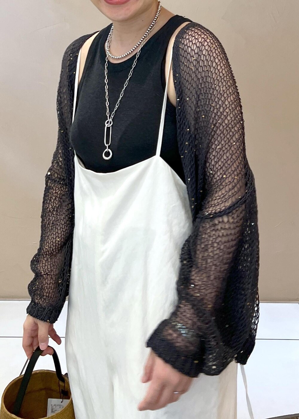 ホワイト系のサロペット/オーバーオール、グレー系のタンクトップ、グレー系のカーディガン/ボレロを着用したレディースの夏コーディネートの7枚目の写真