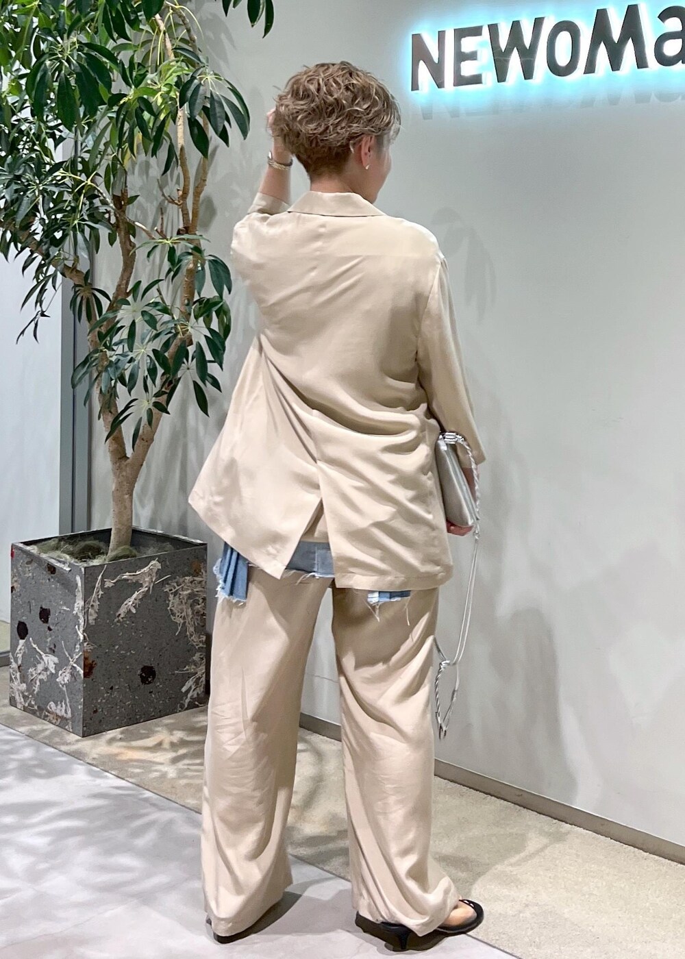 ベージュ系のその他パンツ、シルバー系のショルダーバッグ、ベージュ系のベストを着用したレディースの春コーディネートの4枚目の写真