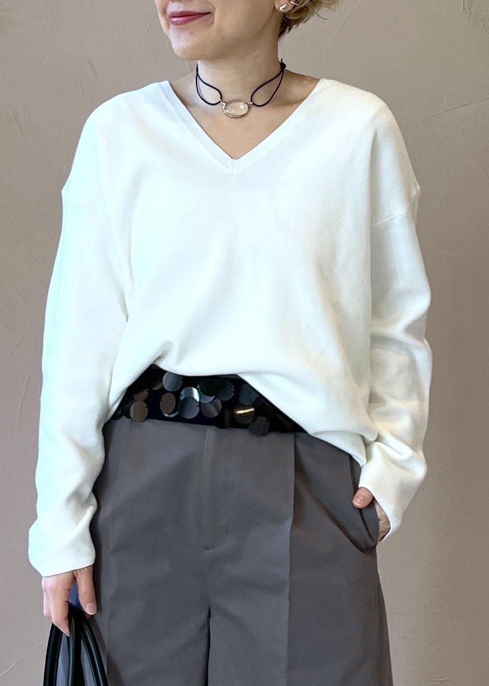 ブラック系のブーツ、ホワイト系のニット/セーター、グレー系のその他パンツを着用したレディースの冬コーディネートの6枚目の写真