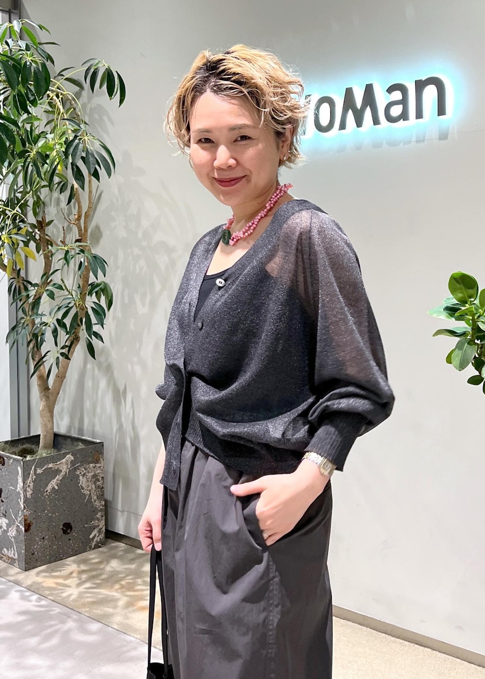 ブラック系のタンクトップ、シルバー系のカーディガン/ボレロ、グレー系のその他パンツを着用したレディースの春コーディネートの6枚目の写真