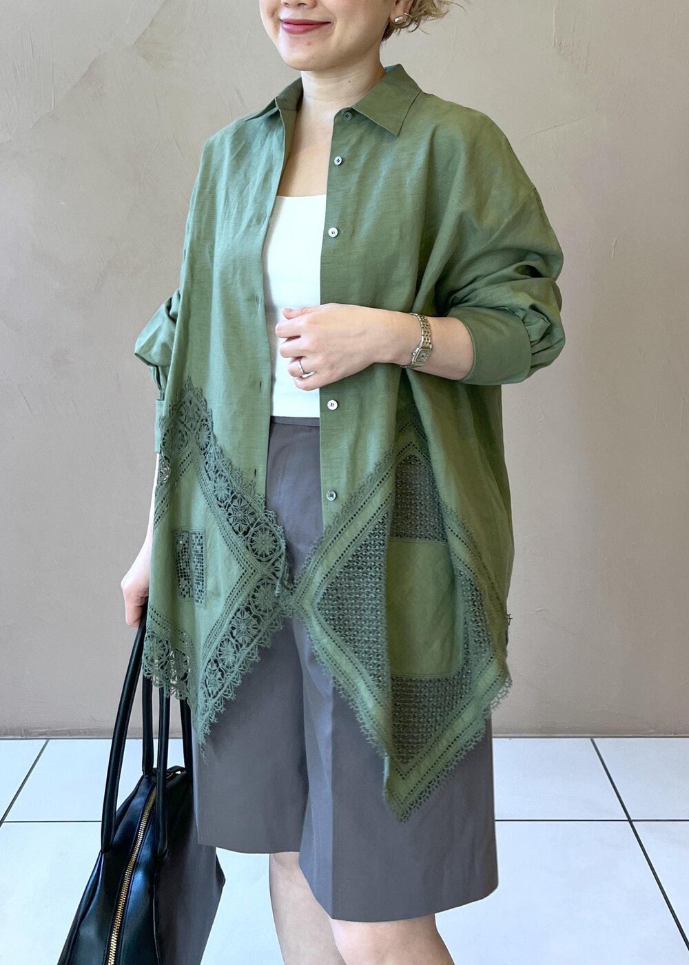 ブラック系のブーツ、グリーン系のシャツ/ブラウス、グレー系のその他パンツを着用したレディースの冬コーディネートの6枚目の写真