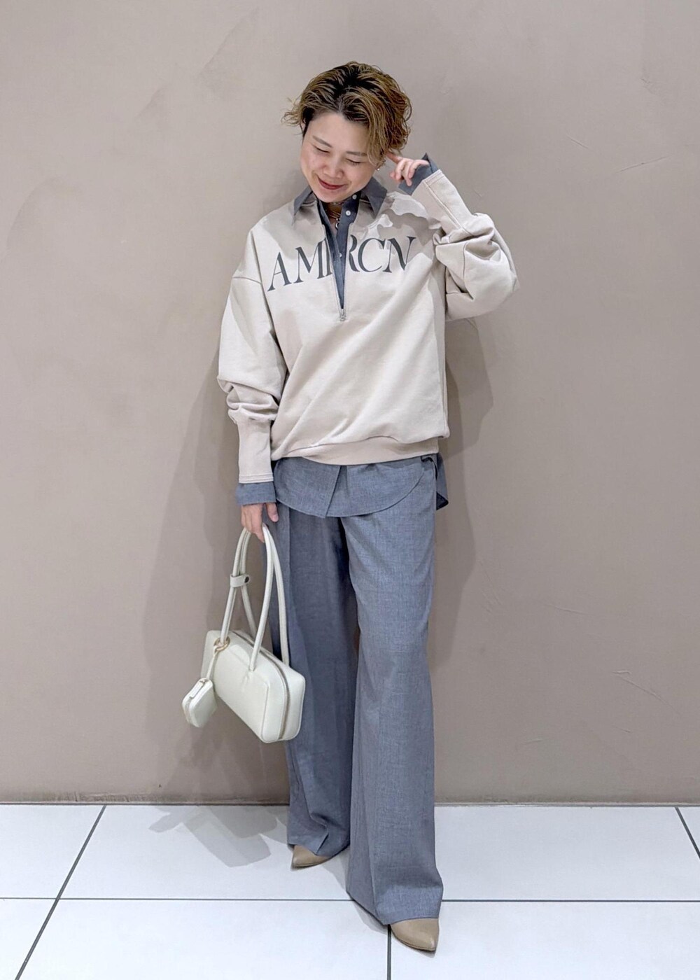 グレー系のシャツ/ブラウス、ベージュ系のスウェット、グレー系のその他パンツを着用したレディースの冬コーディネートの3枚目の写真