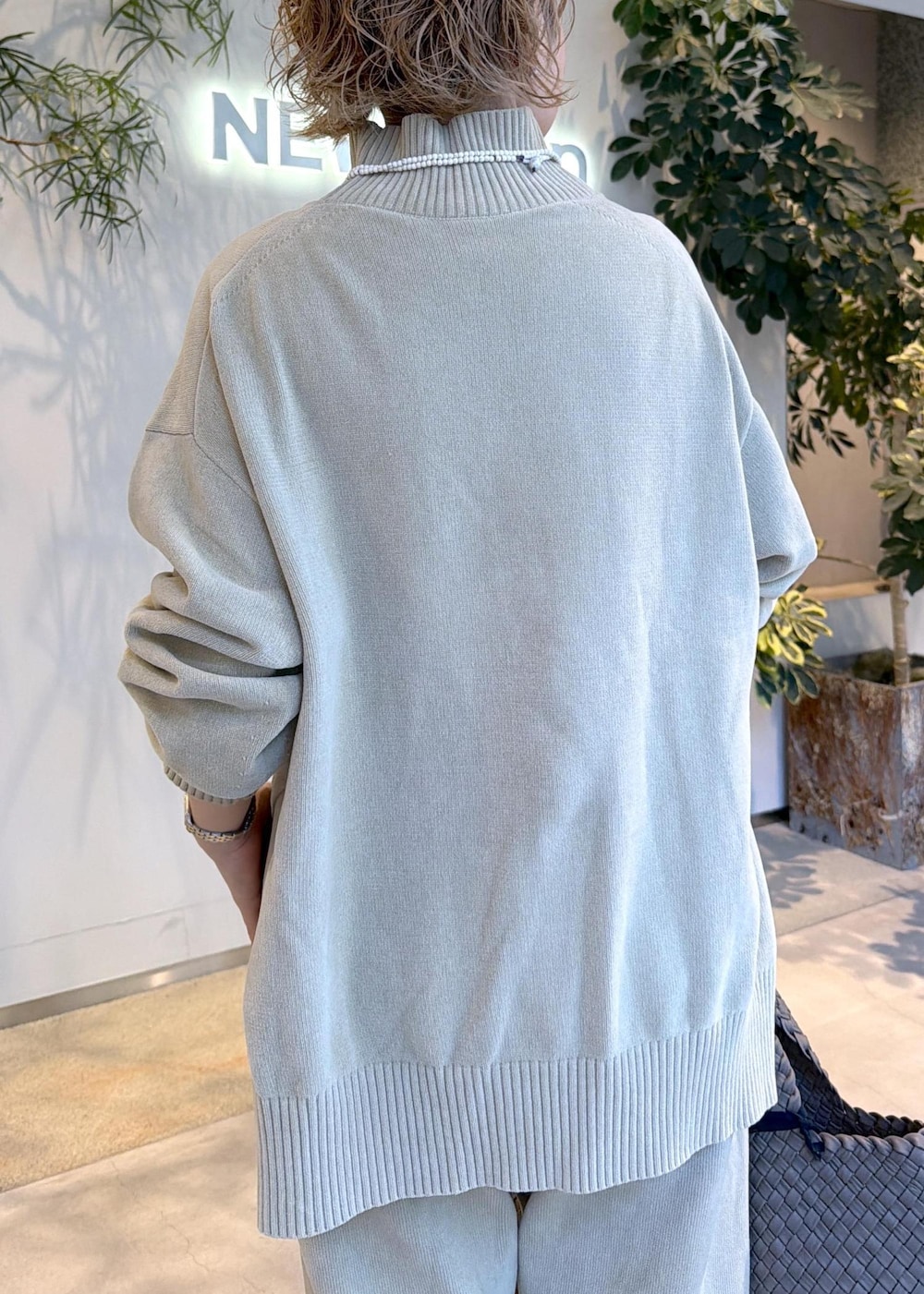 ベージュ系のパンプス、ホワイト系のニット/セーター、ホワイト系のその他パンツを着用したレディースの夏コーディネートの8枚目の写真