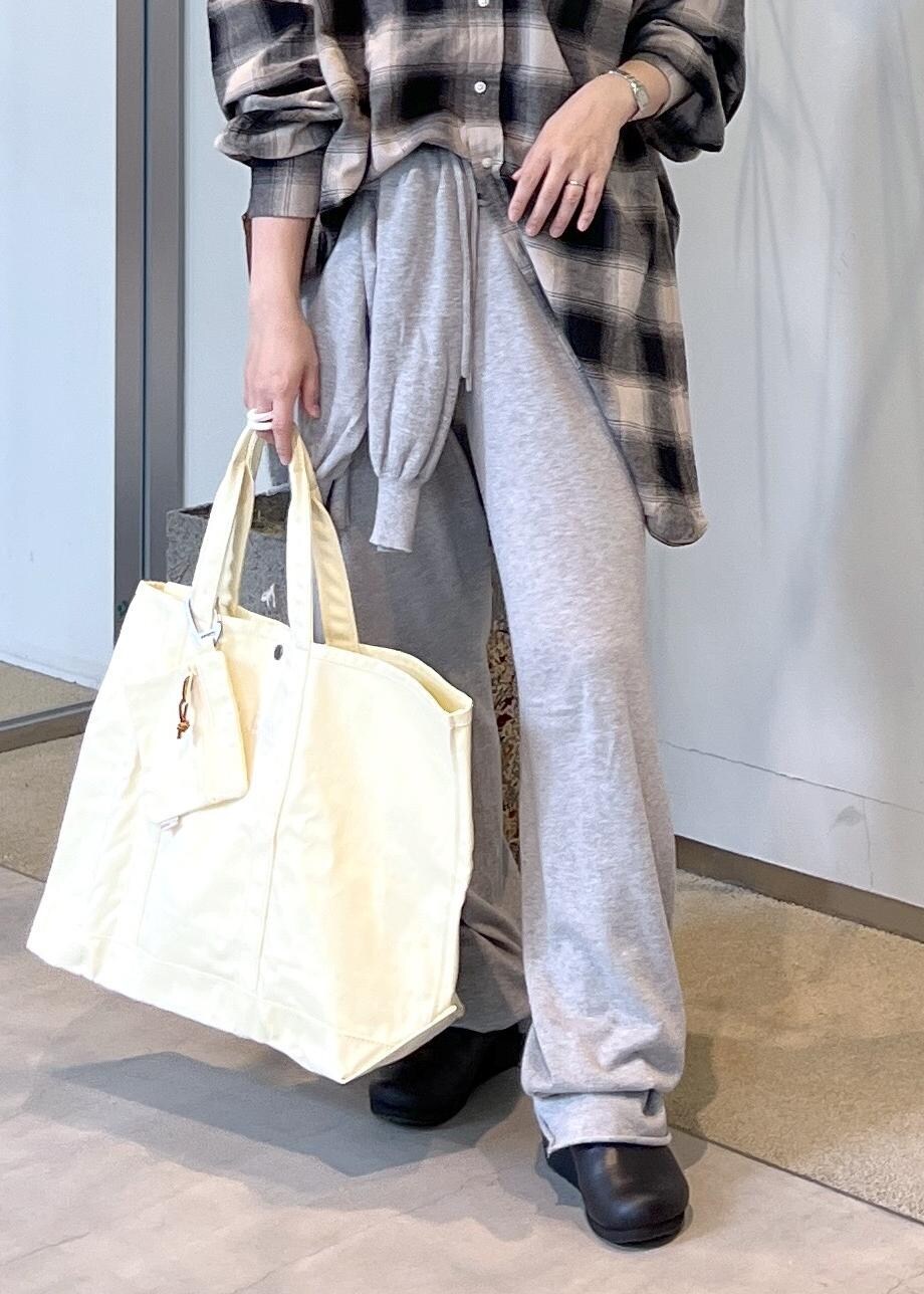 ブラック系のスニーカー、イエロー系のトートバッグを着用したレディースの秋コーディネートの8枚目の写真