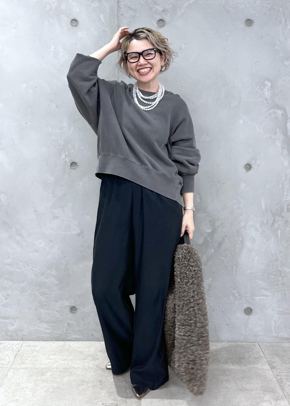 ブラック系のその他パンツ、グレー系のスウェット、ブラウン系のトートバッグを着用したレディースの秋コーディネートの9枚目の写真