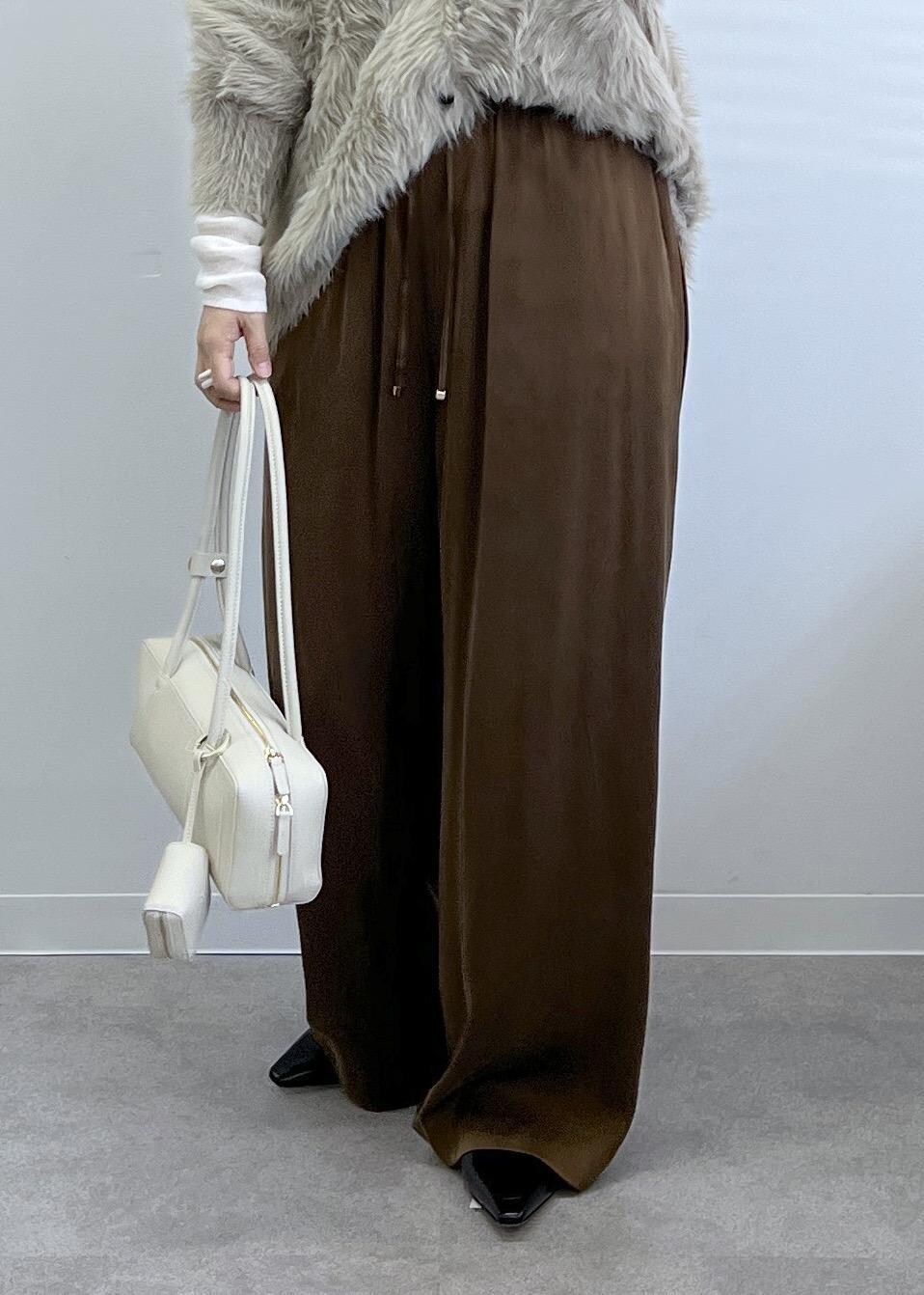ベージュ系のカーディガン/ボレロ、ブラウン系のその他パンツ、ホワイト系のショルダーバッグを着用したレディースの秋コーディネートの6枚目の写真