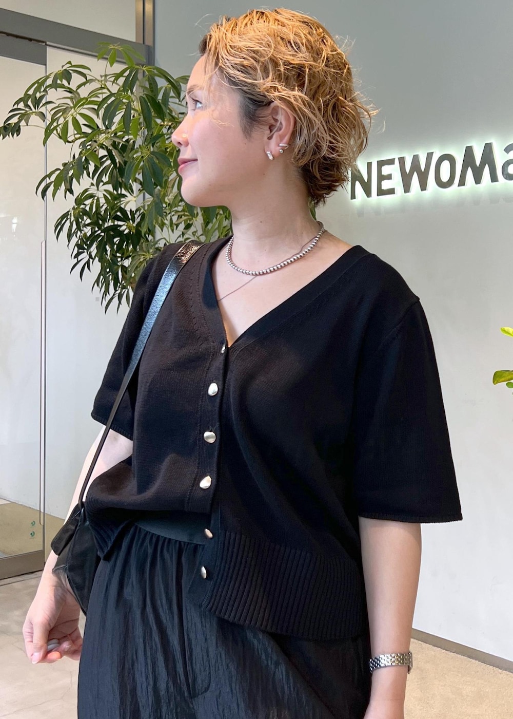 ブラック系のその他パンツ、ブラック系のローファー、ブラック系のショルダーバッグを着用したレディースの夏コーディネートの5枚目の写真