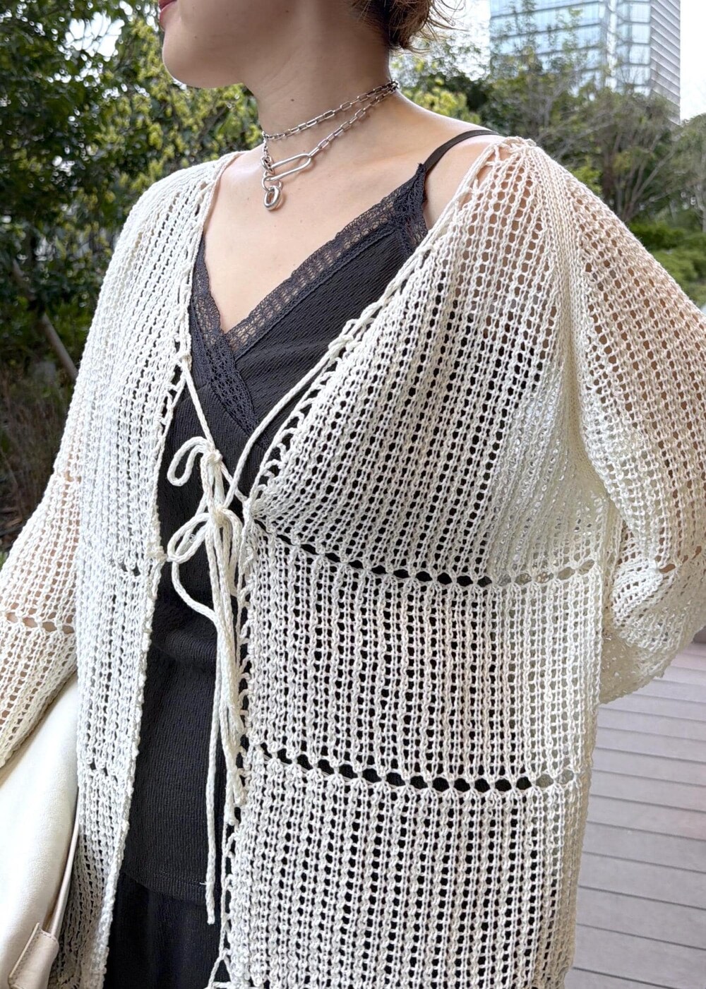 ベージュ系のパンプス、ホワイト系のカーディガン/ボレロ、グレー系のキャミソールを着用したレディースの春コーディネートの7枚目の写真