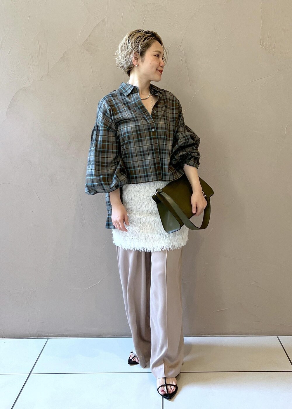 イエロー系のその他パンツ、ブラック系のサンダル、グリーン系のショルダーバッグを着用したレディースの夏コーディネートの3枚目の写真