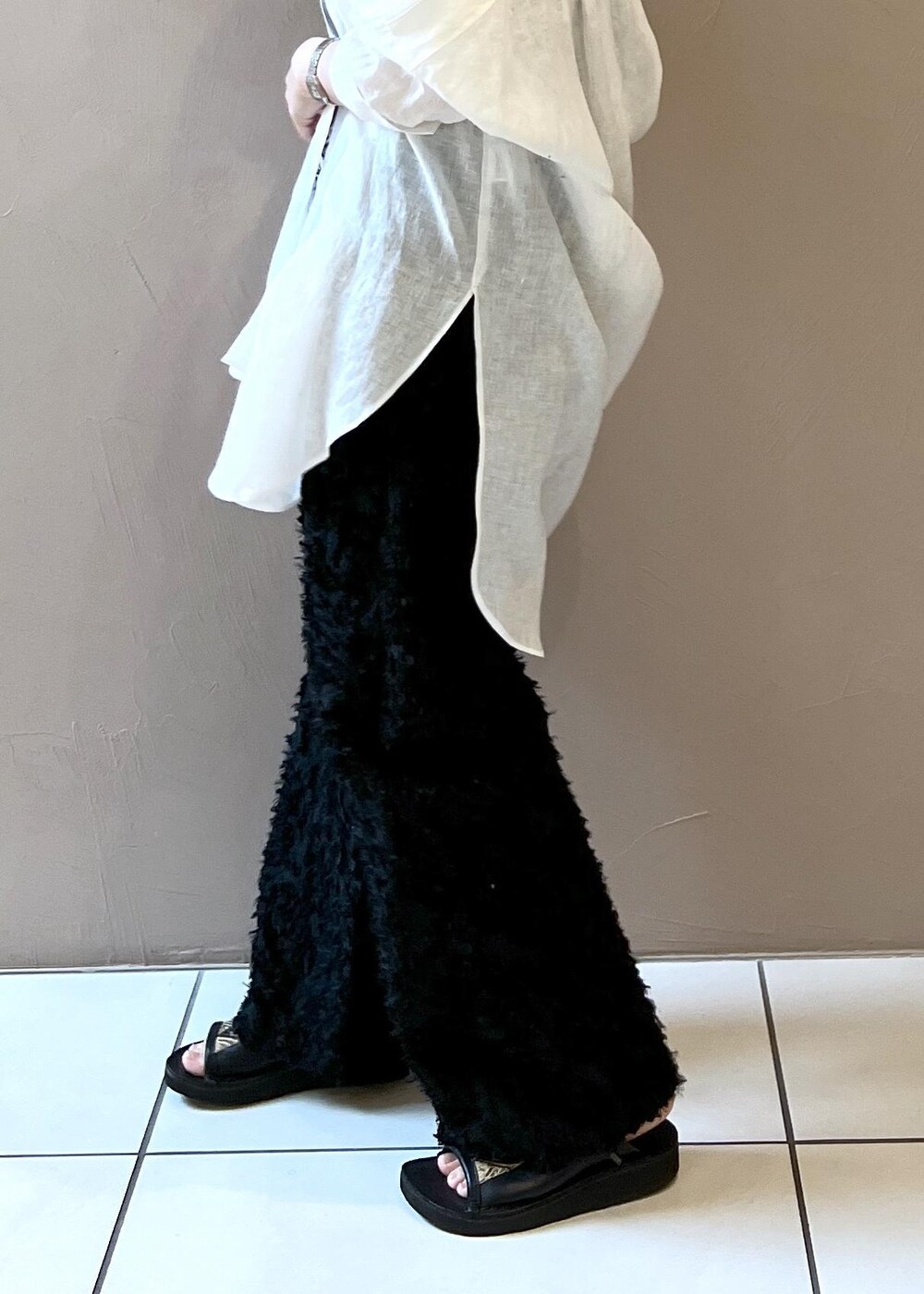 ホワイト系のシャツ/ブラウス、ベージュ系のキャミソール、ブラック系のその他パンツを着用したレディースの春コーディネートの9枚目の写真