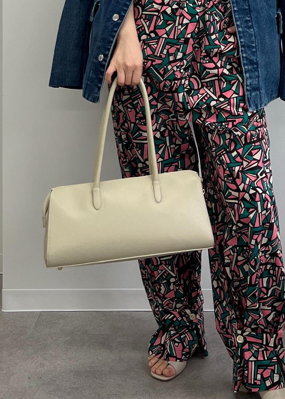 ホワイト系のボストンバッグ、グレー系のサンダル、グリーン系のつなぎ/オールインワンを着用したレディースの春コーディネートの9枚目の写真