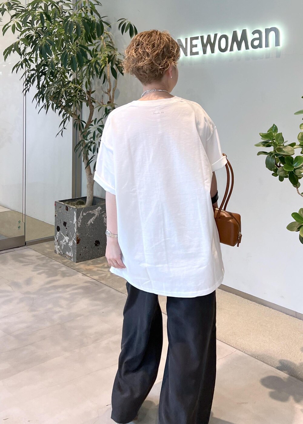 ブラック系のその他パンツ、その他のサンダル、イエロー系のショルダーバッグを着用したレディースの春コーディネートの7枚目の写真