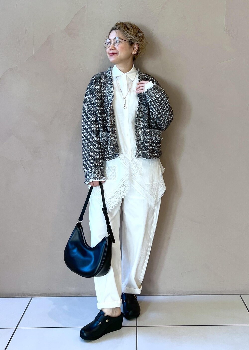 ホワイト系のシャツ/ブラウス、ホワイト系のその他パンツ、ブルー系のカーディガン/ボレロを着用したレディースの冬コーディネートの6枚目の写真