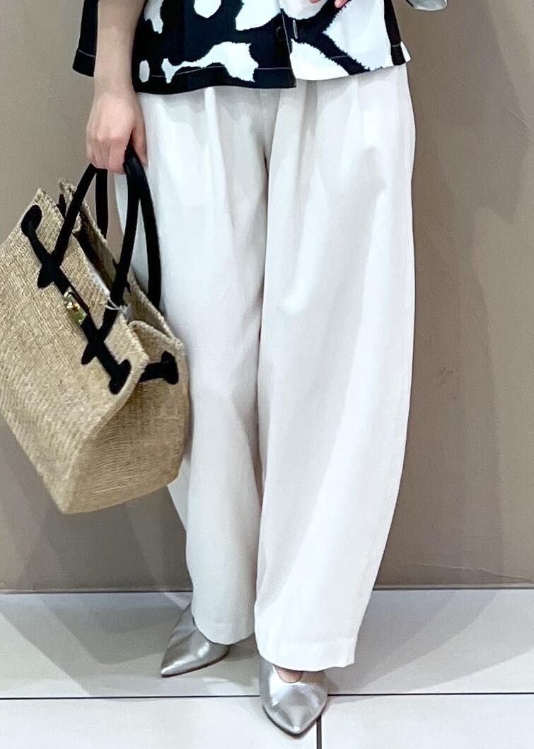 ホワイト系のトートバッグ、ホワイト系のその他パンツ、シルバー系のパンプスを着用したレディースの春コーディネートの6枚目の写真