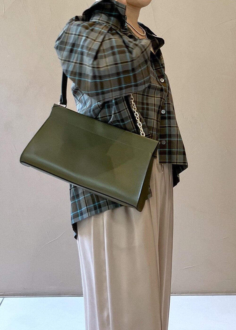 イエロー系のその他パンツ、ブラック系のサンダル、グリーン系のショルダーバッグを着用したレディースの夏コーディネートの7枚目の写真