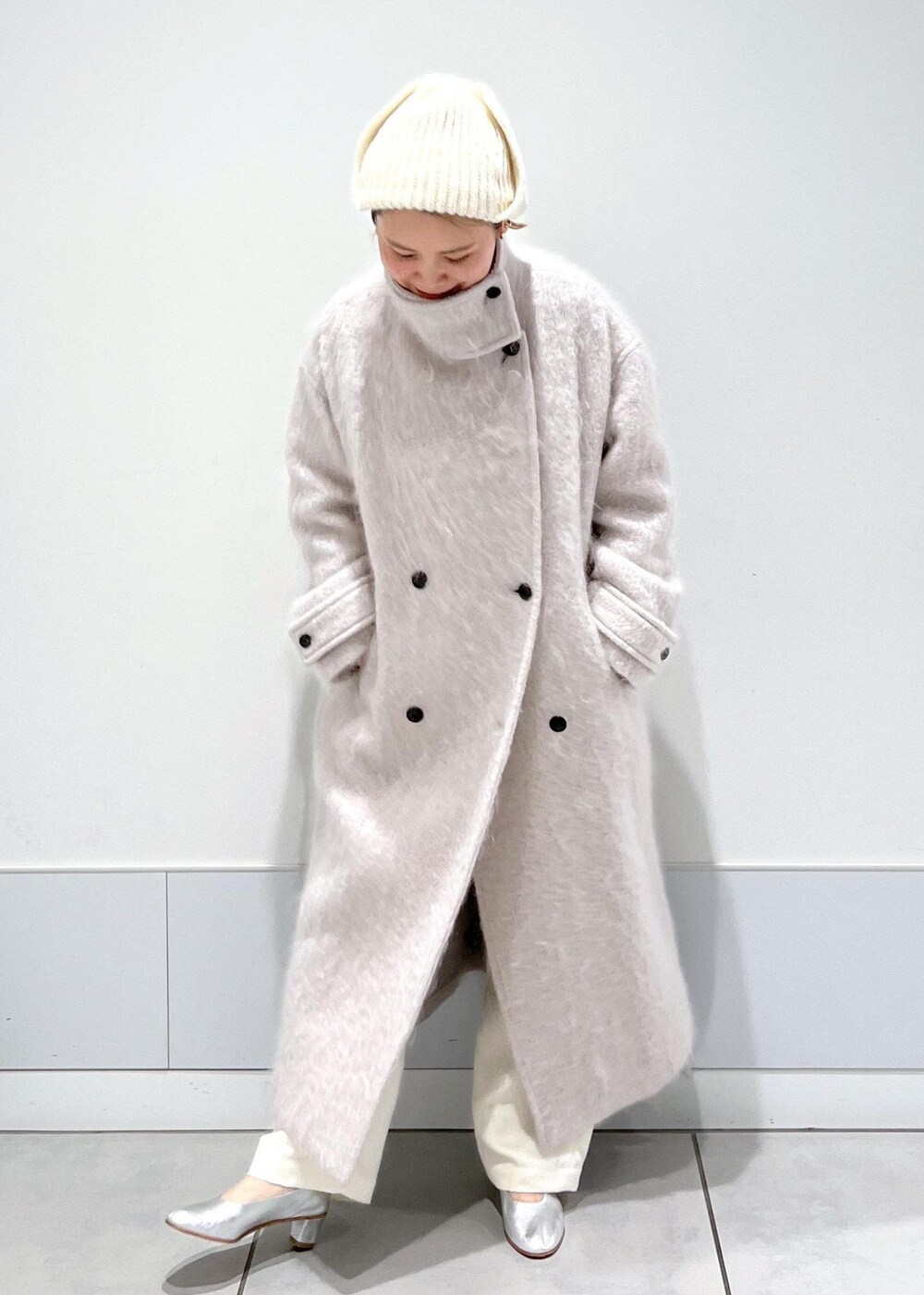 グレー系のその他アウター、ホワイト系のキャミソール、ホワイト系のカーゴパンツを着用したレディースの冬コーディネートの6枚目の写真