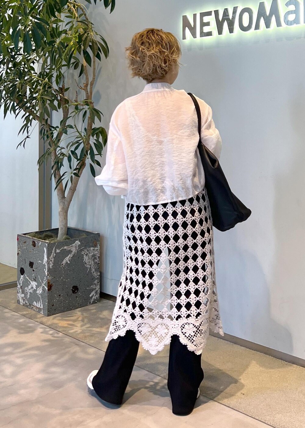 ブラック系のその他パンツ、ホワイト系のワンピース、ホワイト系のブルゾンを着用したレディースの春コーディネートの10枚目の写真