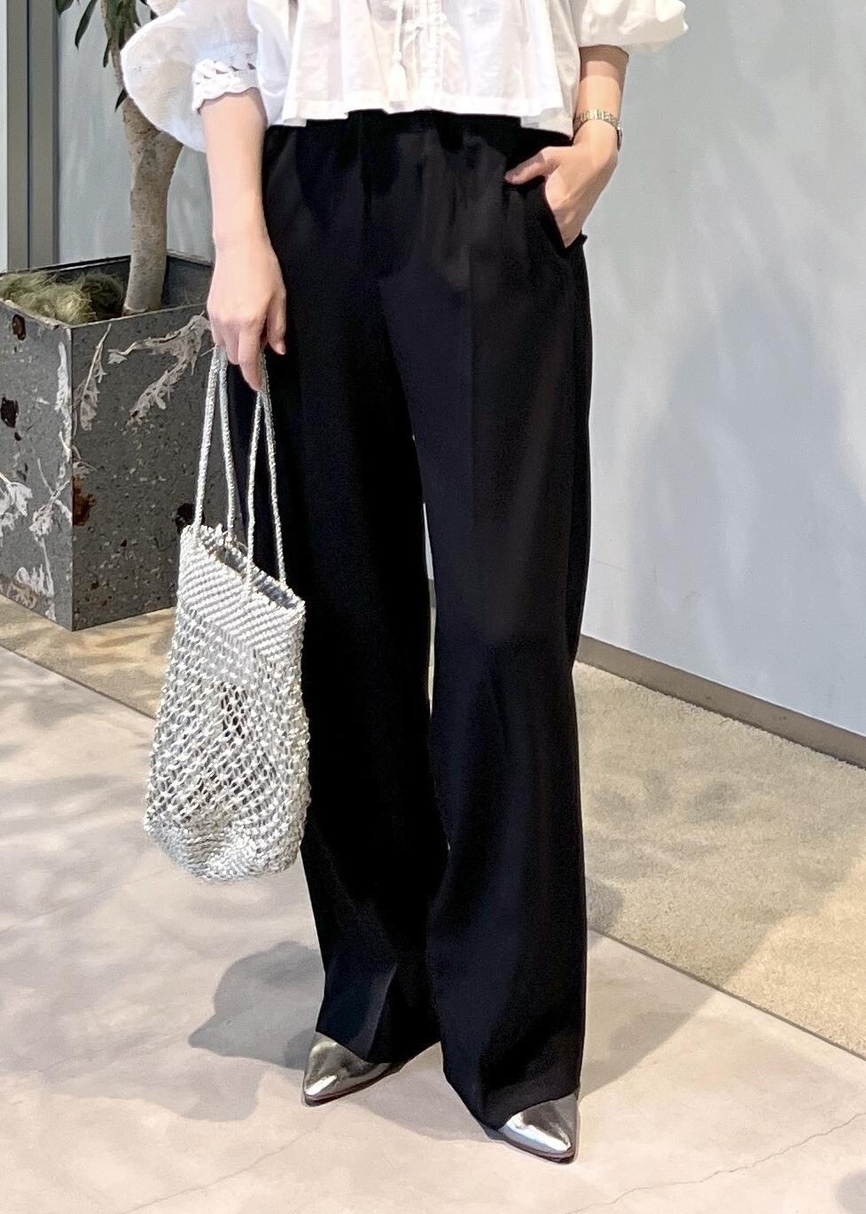 ブラック系のその他パンツ、シルバー系のトートバッグ、ホワイト系のシャツ/ブラウスを着用したレディースの夏コーディネートの7枚目の写真