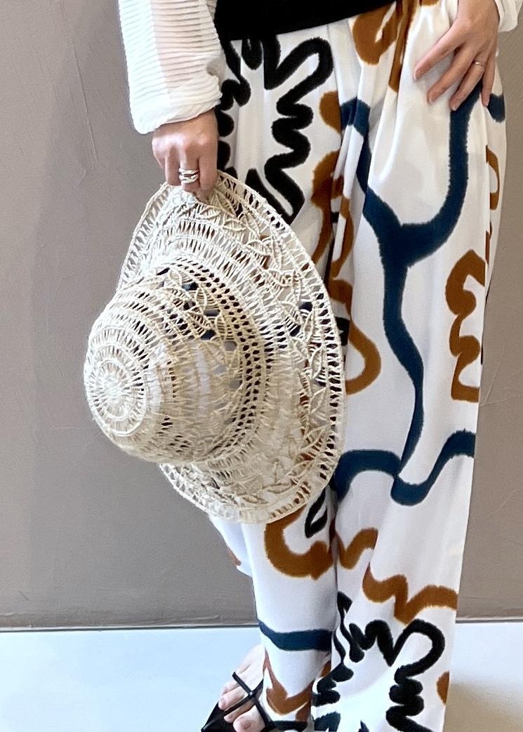 ブラック系のサンダル、ブラック系のタンクトップ、ホワイト系のカーディガン/ボレロを着用したレディースの春コーディネートの9枚目の写真