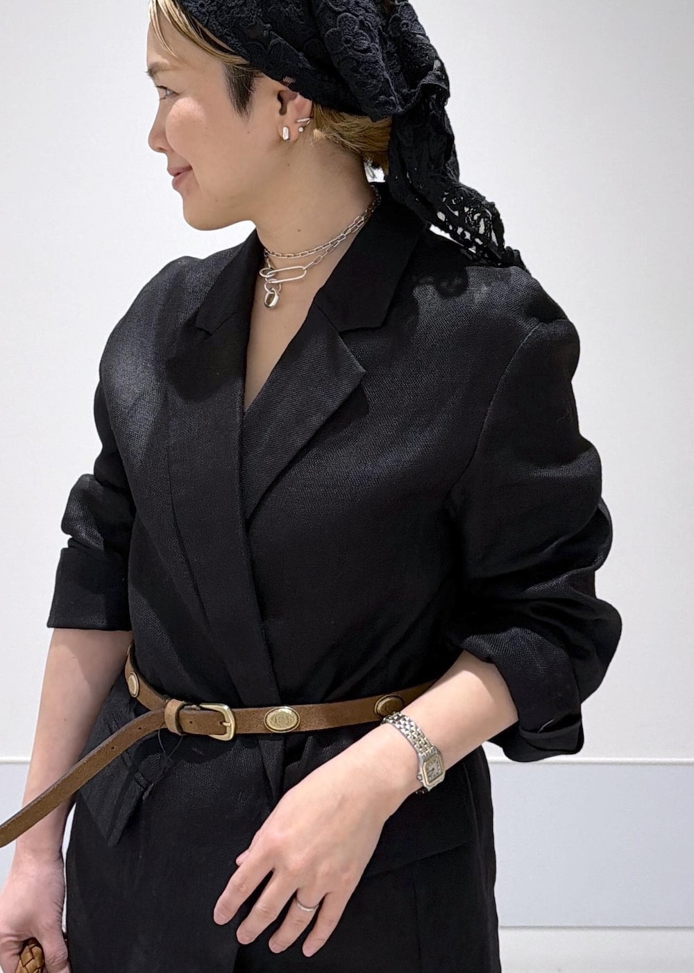 ブラック系のその他シューズ、ブラック系のスカート、ブラック系のテーラードジャケットを着用したレディースの冬コーディネートの6枚目の写真