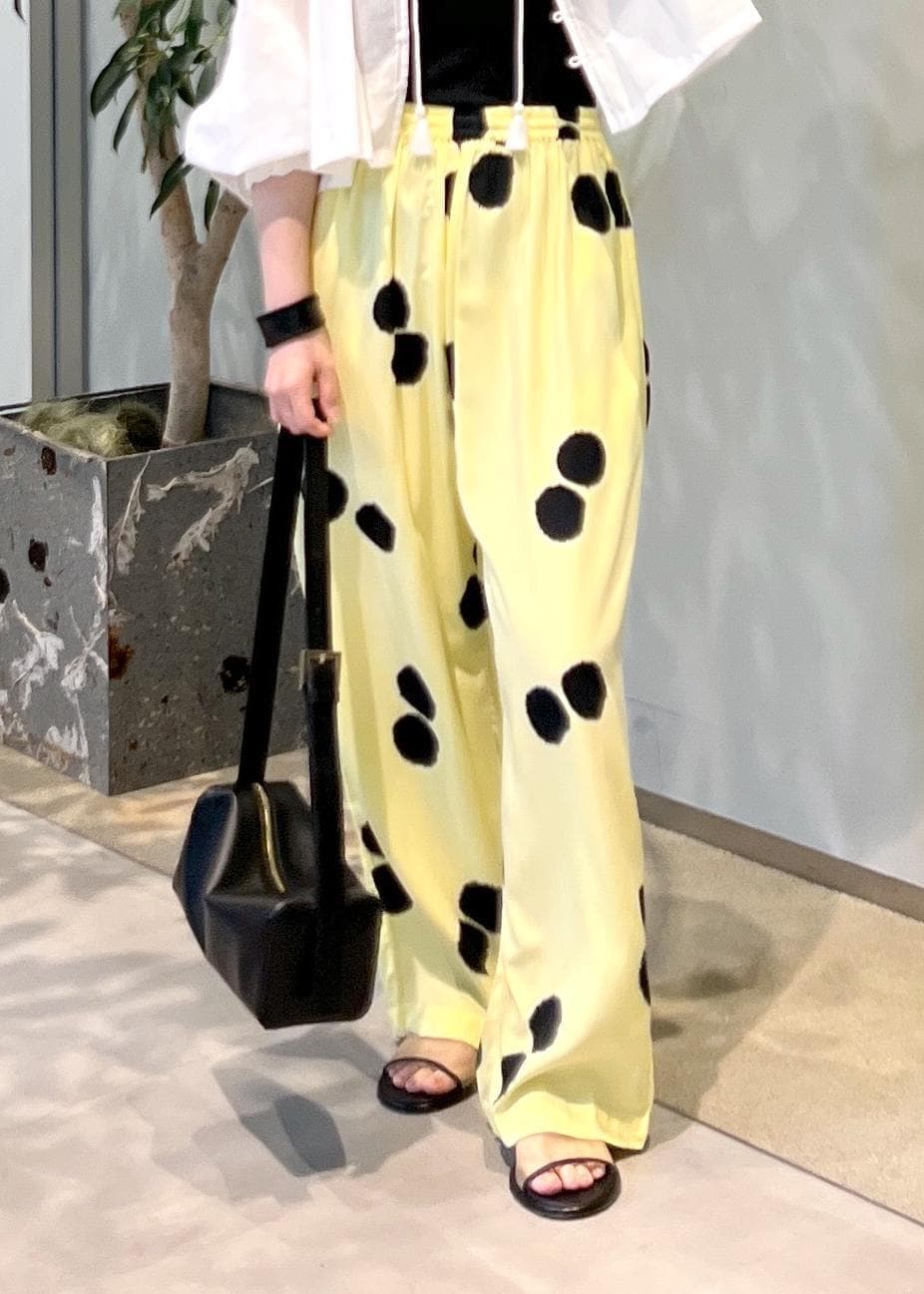 ブラック系のショルダーバッグ、ホワイト系のシャツ/ブラウス、ホワイト系のサンダルを着用したレディースの夏コーディネートの7枚目の写真