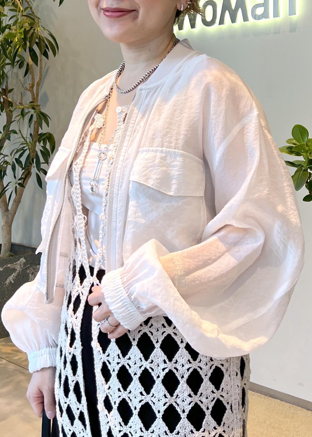 ブラック系のその他パンツ、ホワイト系のワンピース、ホワイト系のブルゾンを着用したレディースの春コーディネートの5枚目の写真