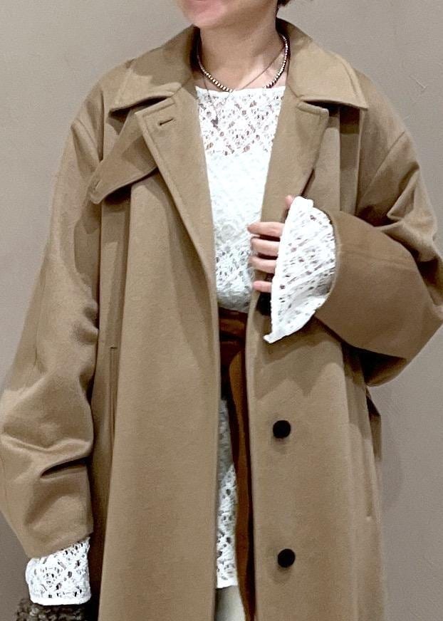 ブラウン系のハンドバッグ、ホワイト系のTシャツ/カットソー、イエロー系のステンカラーコートを着用したレディースの冬コーディネートの9枚目の写真