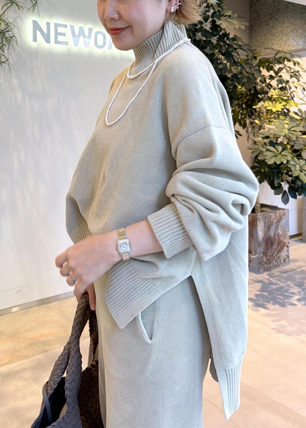ベージュ系のパンプス、ホワイト系のニット/セーター、ホワイト系のその他パンツを着用したレディースの夏コーディネートの7枚目の写真