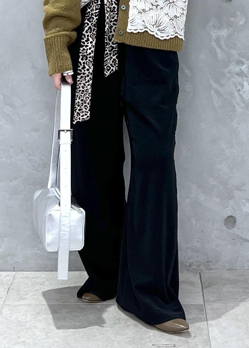 イエロー系のカーディガン/ボレロ、シルバー系のショルダーバッグ、ブラック系のその他パンツを着用したレディースの冬コーディネートの9枚目の写真