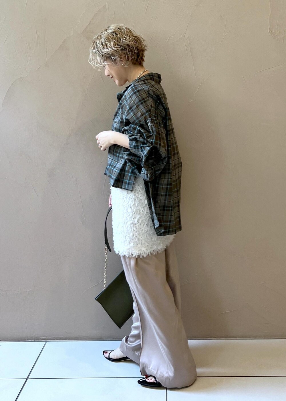 イエロー系のその他パンツ、ブラック系のサンダル、グリーン系のショルダーバッグを着用したレディースの夏コーディネートの4枚目の写真