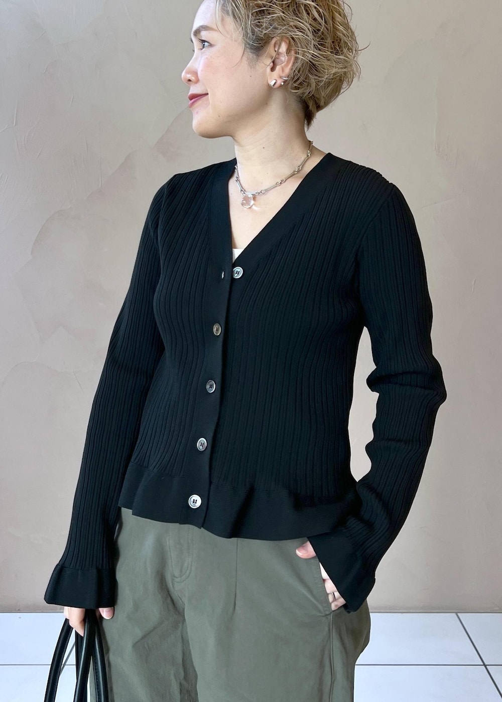 ブルー系のカーディガン/ボレロ、ブラック系のカーディガン/ボレロ、グリーン系のその他パンツを着用したレディースの冬コーディネートの7枚目の写真