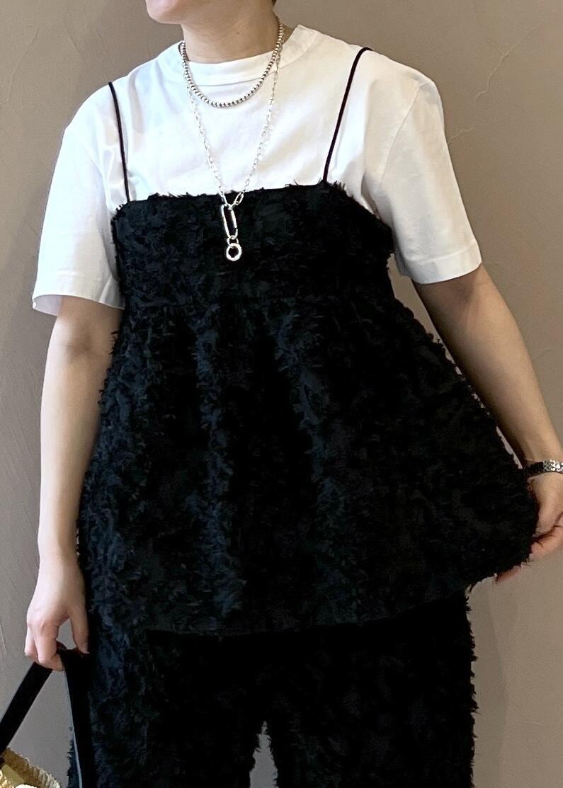 ブラック系のキャミソール、ブラック系のその他パンツ、ホワイト系のTシャツ/カットソーを着用したレディースの春コーディネートの8枚目の写真