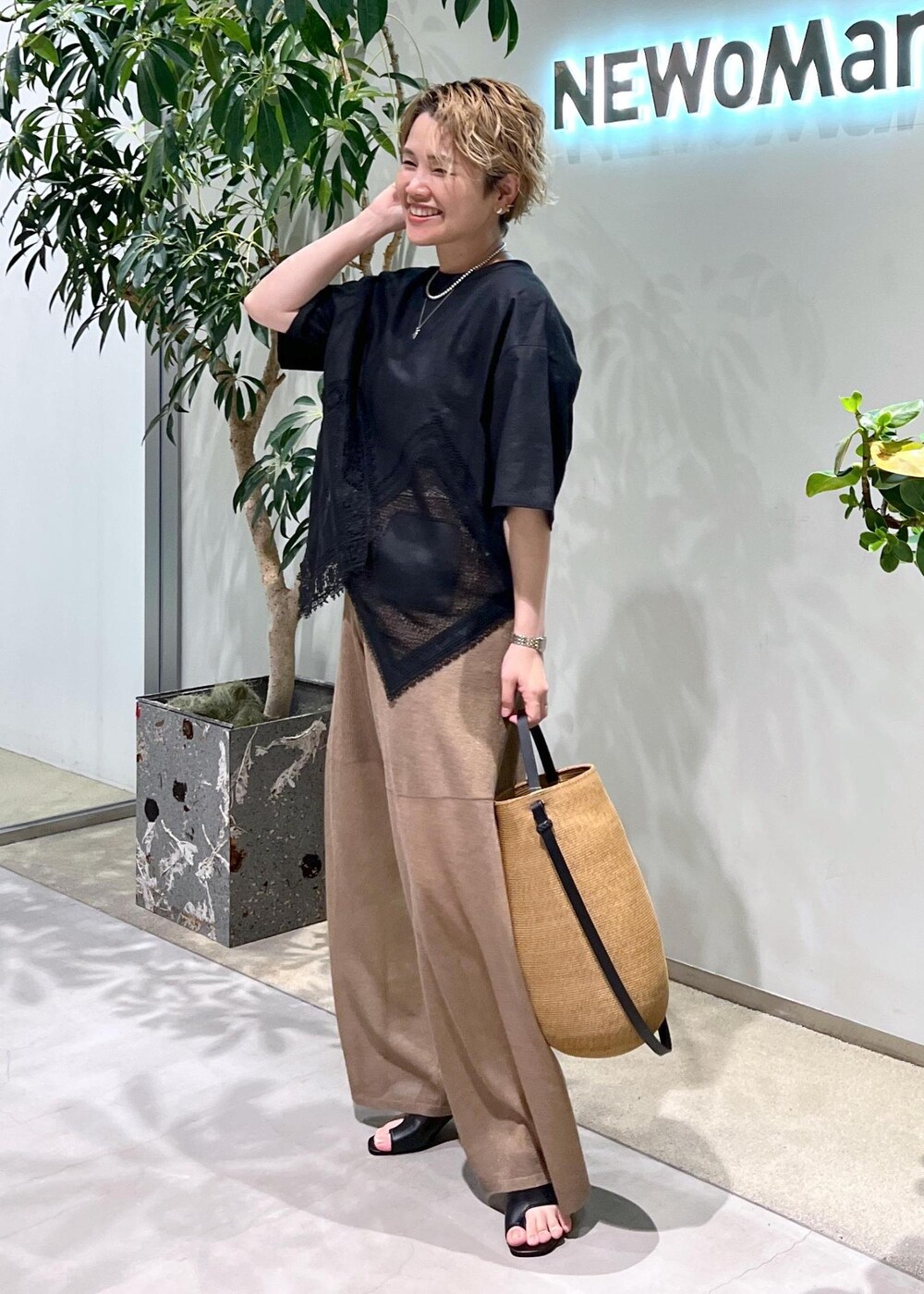 ブラック系のサンダル、ブラック系のTシャツ/カットソー、ゴールド系のその他パンツを着用したレディースの夏コーディネートの4枚目の写真