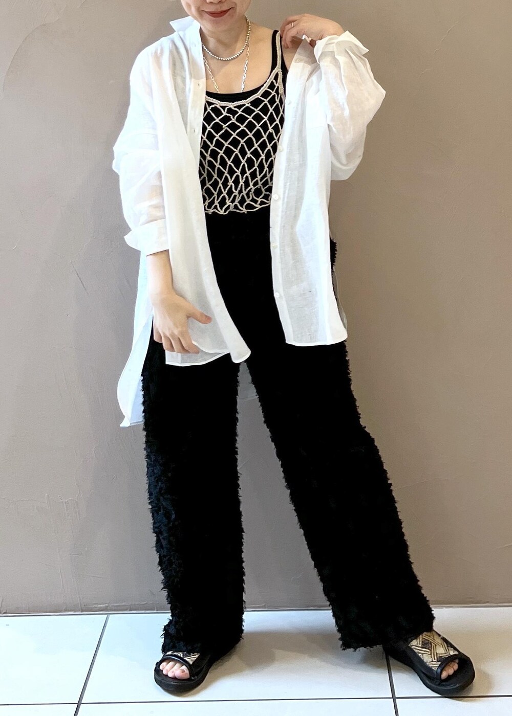 ホワイト系のシャツ/ブラウス、ベージュ系のキャミソール、ブラック系のその他パンツを着用したレディースの春コーディネートの3枚目の写真