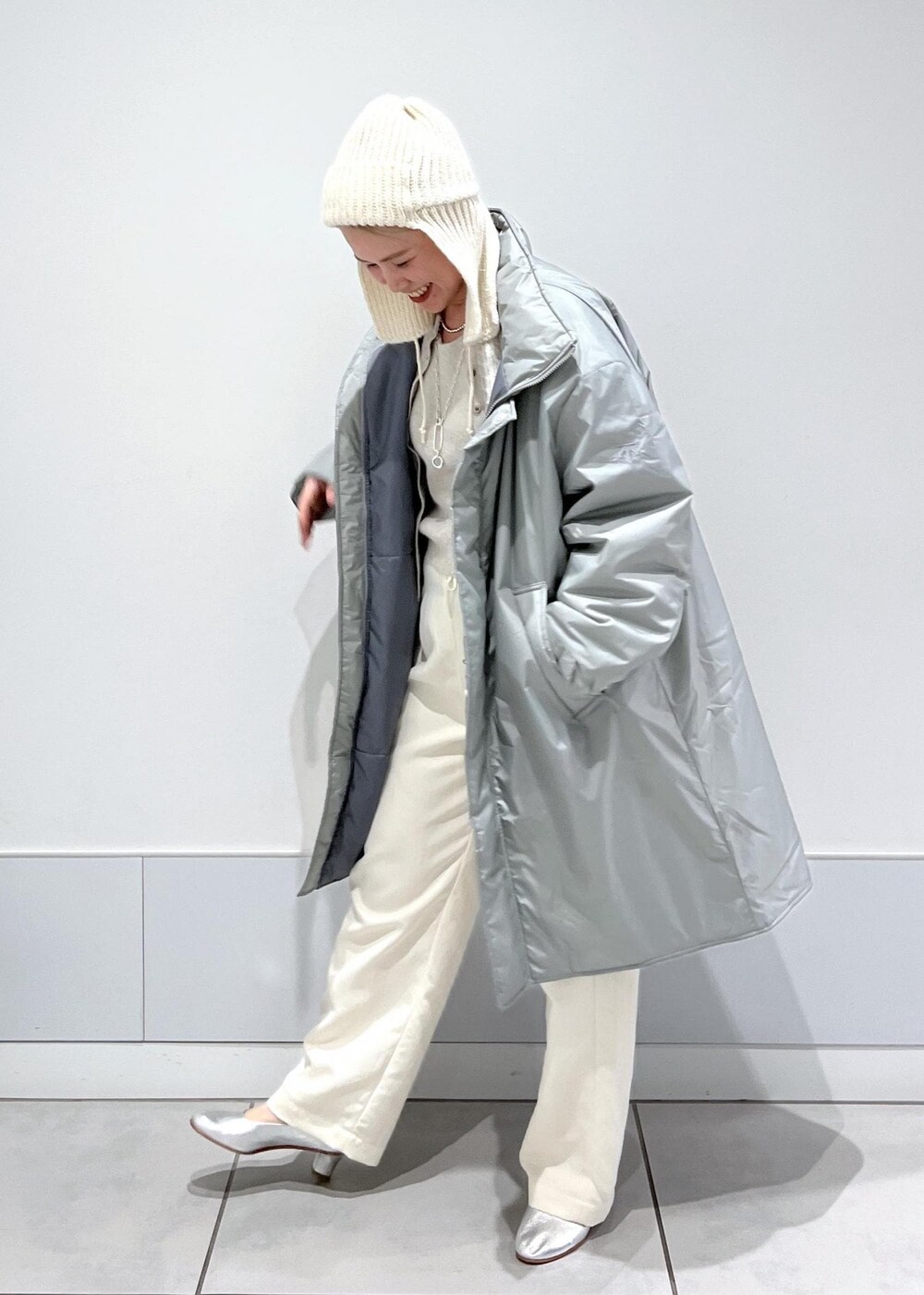 ホワイト系のキャミソール、ホワイト系のカーゴパンツ、シルバー系のその他アウターを着用したレディースの冬コーディネートの7枚目の写真