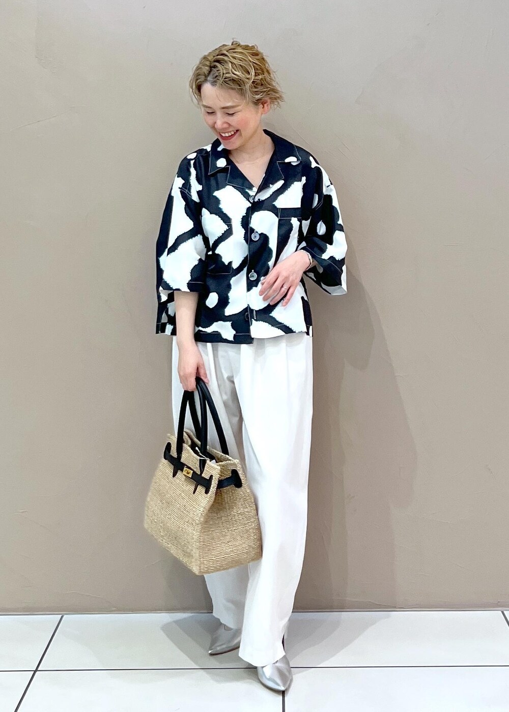 ホワイト系のトートバッグ、ホワイト系のその他パンツ、シルバー系のパンプスを着用したレディースの春コーディネートの2枚目の写真