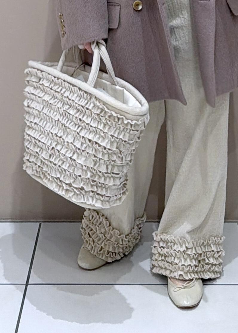 ベージュ系のパンプス、ブラウン系のチェスターコートを着用したレディースの冬コーディネートの9枚目の写真