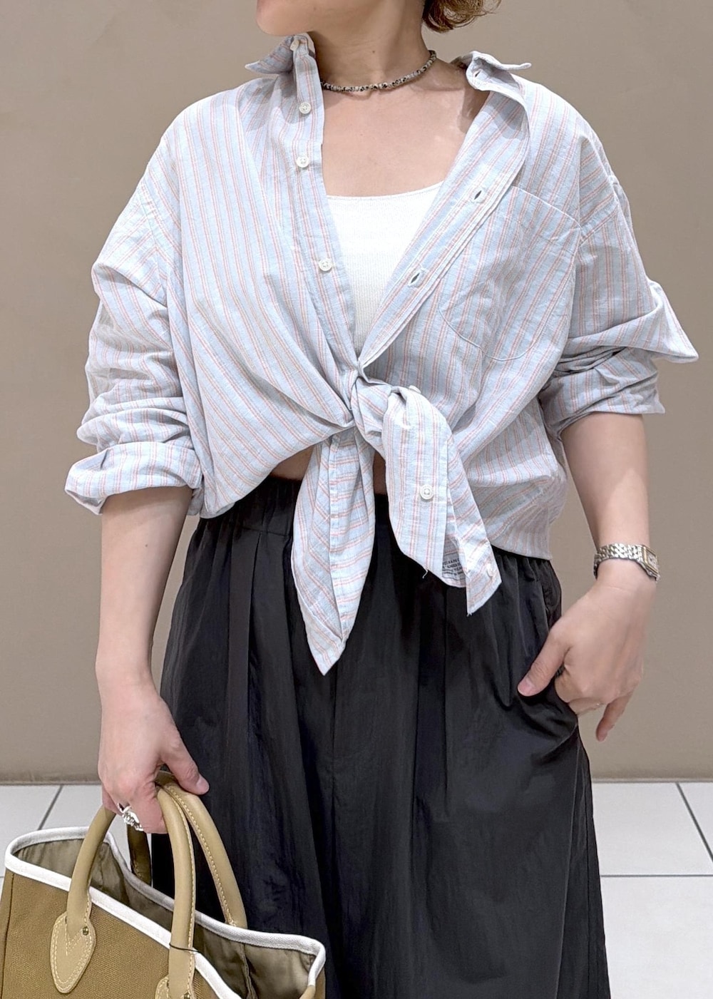 ブラウン系のサンダル、グレー系のその他パンツ、ブルー系のシャツ/ブラウスを着用したレディースの夏コーディネートの5枚目の写真