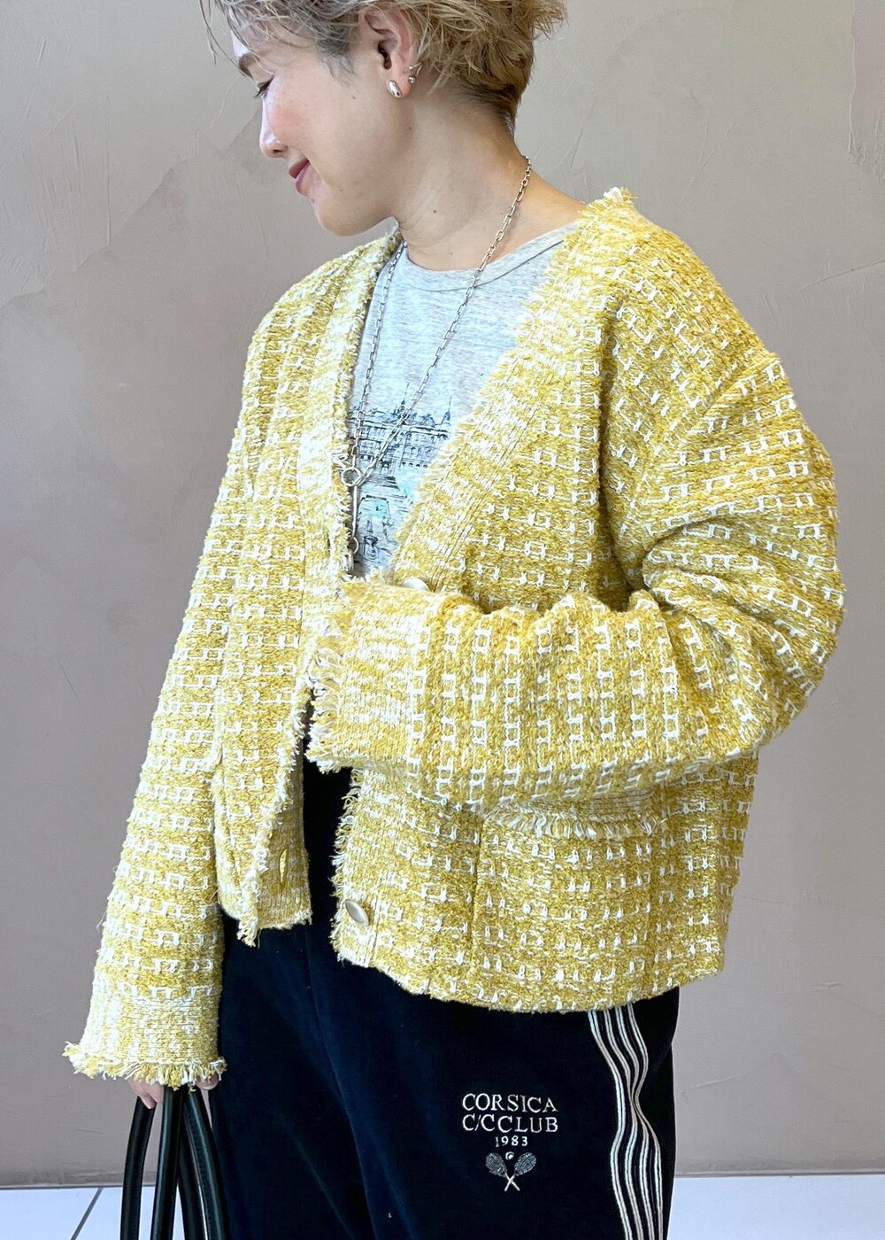 イエロー系のカーディガン/ボレロ、ブラック系のカーディガン/ボレロ、グレー系のTシャツ/カットソーを着用したレディースの冬コーディネートの4枚目の写真