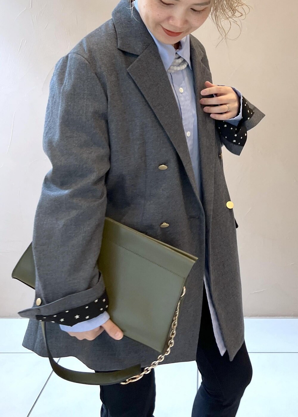 ブルー系のシャツ/ブラウス、グレー系のテーラードジャケット、グリーン系のショルダーバッグを着用したレディースの秋コーディネートの9枚目の写真