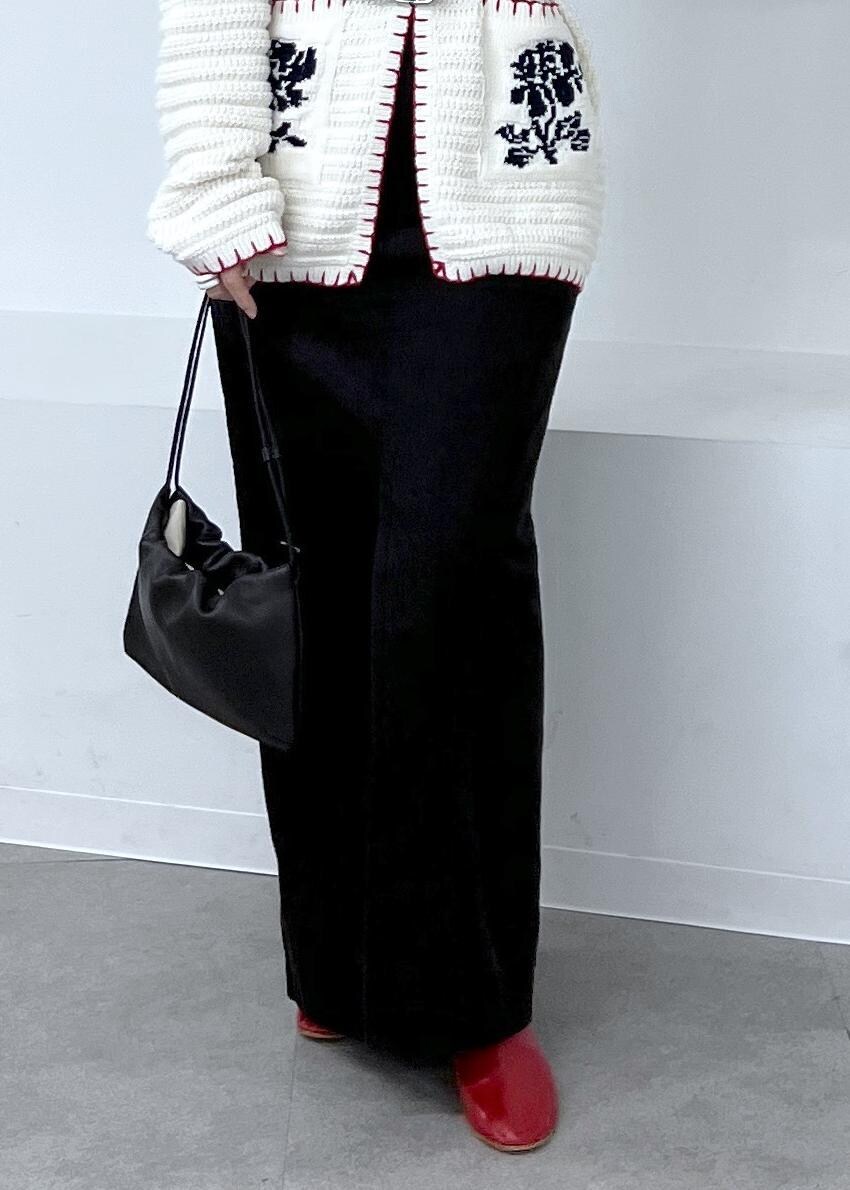 グレー系のスカート、ホワイト系のニット/セーター、レッド系のブーツを着用したレディースの秋コーディネートの8枚目の写真