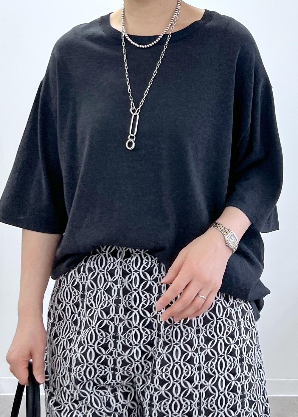 グレー系のTシャツ/カットソー、その他のサンダル、ブラック系のショルダーバッグを着用したレディースの春コーディネートの7枚目の写真