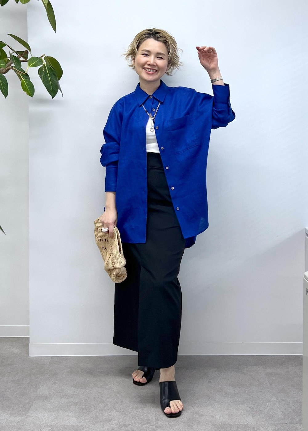 ブラック系のスカート、ブルー系のシャツ/ブラウス、ブラック系のサンダルを着用したレディースの冬コーディネートの4枚目の写真