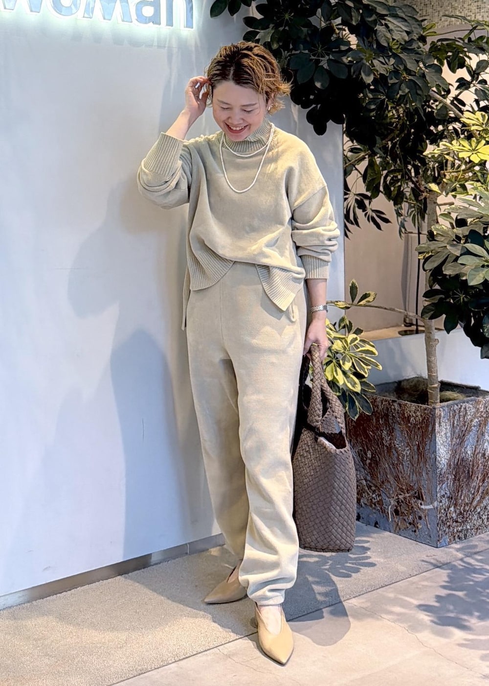 ベージュ系のパンプス、ホワイト系のニット/セーター、ホワイト系のその他パンツを着用したレディースの夏コーディネートの4枚目の写真