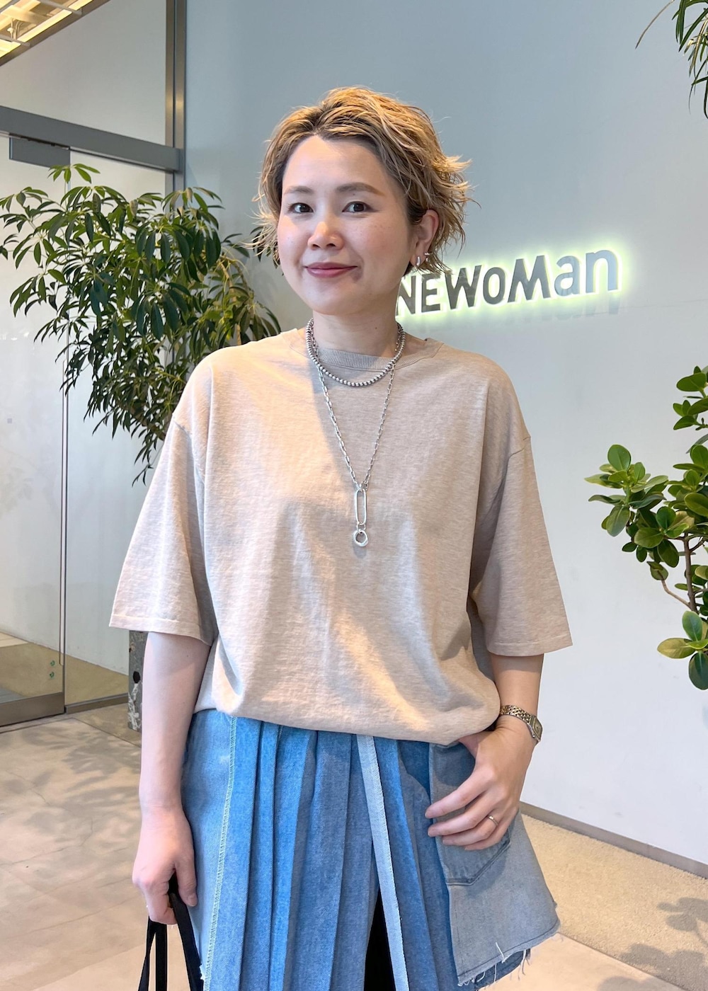 ブラック系のその他パンツ、ベージュ系のTシャツ/カットソー、ベージュ系のスニーカーを着用したレディースの春コーディネートの6枚目の写真