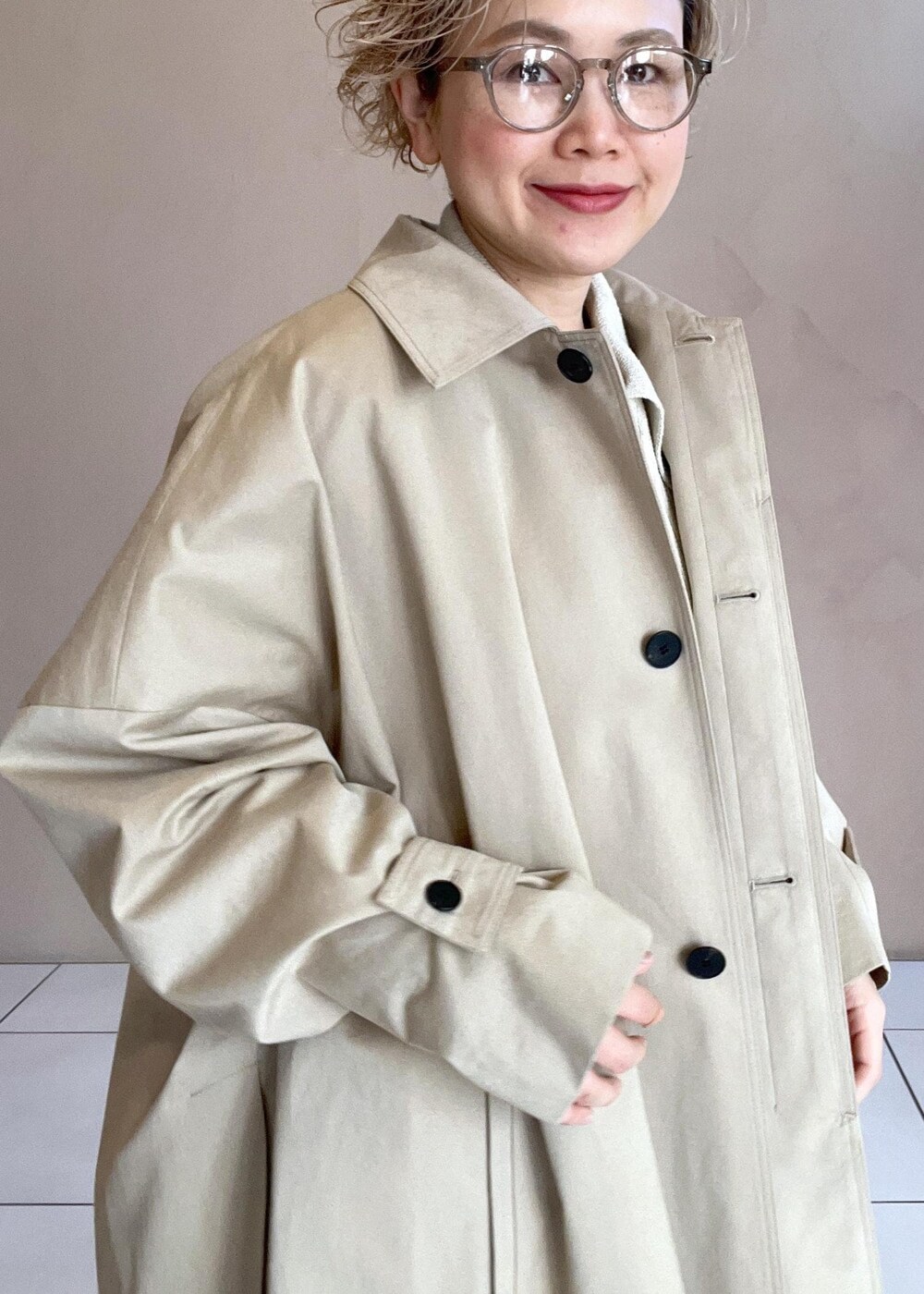 ベージュ系のボストンバッグ、ホワイト系のその他パンツ、ホワイト系のニット/セーターを着用したレディースの冬コーディネートの6枚目の写真