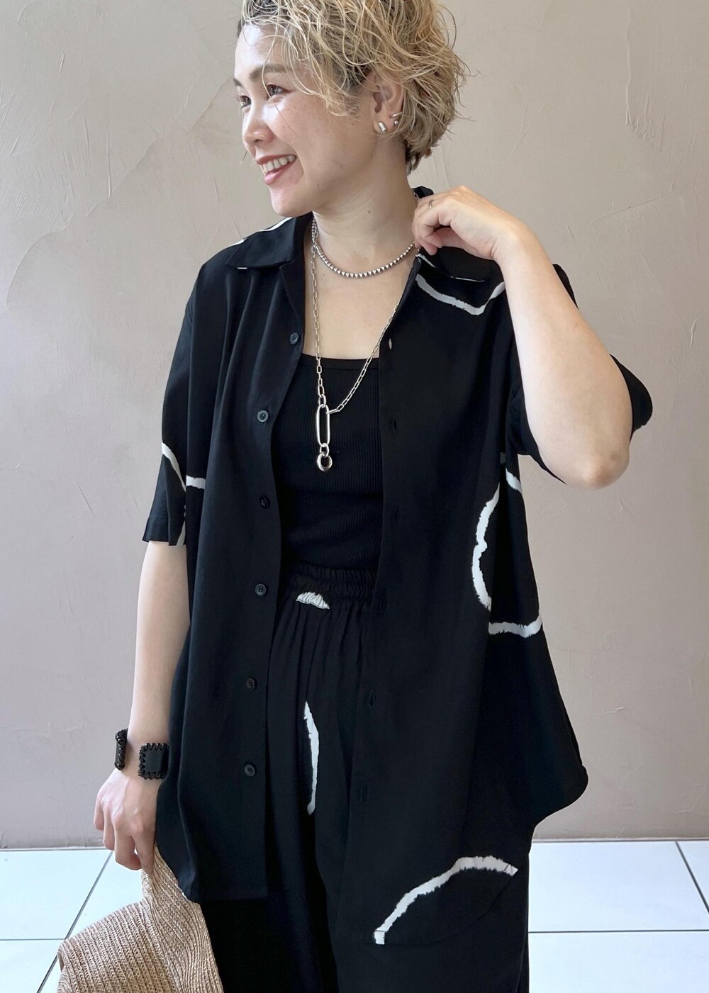 ゴールド系のサンダル、ブラック系のタンクトップ、ブラック系のルームウェア/パジャマを着用したレディースの春コーディネートの6枚目の写真