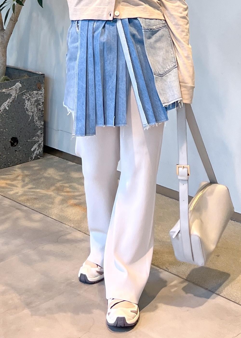 ベージュ系のカーディガン/ボレロ、ベージュ系のその他パンツ、ベージュ系のタンクトップを着用したレディースの春コーディネートの7枚目の写真