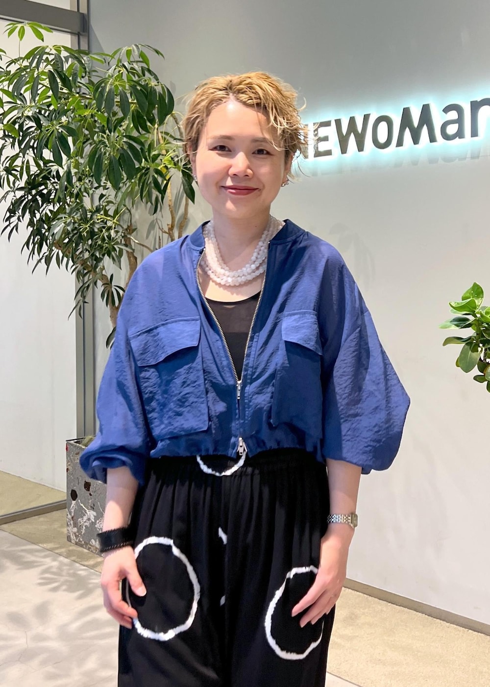 ブルー系のブルゾンを着用したレディースの夏コーディネートの5枚目の写真